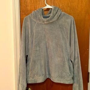 Hollister snugly hoodie , cute like new never worn !! Soooo soft with pockets .
